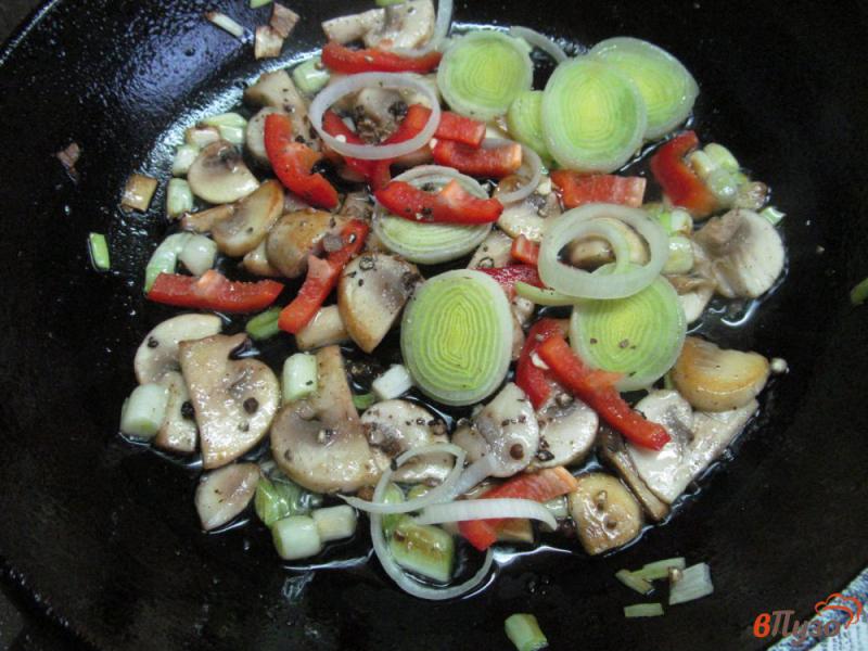 Фото приготовление рецепта: Жареный картофель с грибами и перцем шаг №3