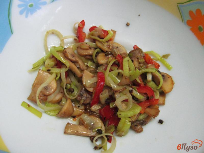 Фото приготовление рецепта: Жареный картофель с грибами и перцем шаг №4