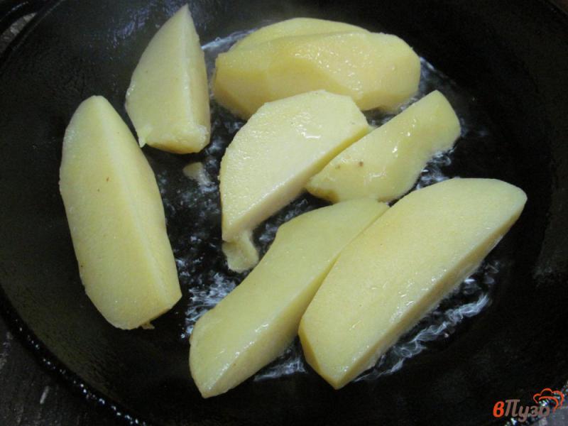 Фото приготовление рецепта: Жареный картофель с грибами и перцем шаг №5