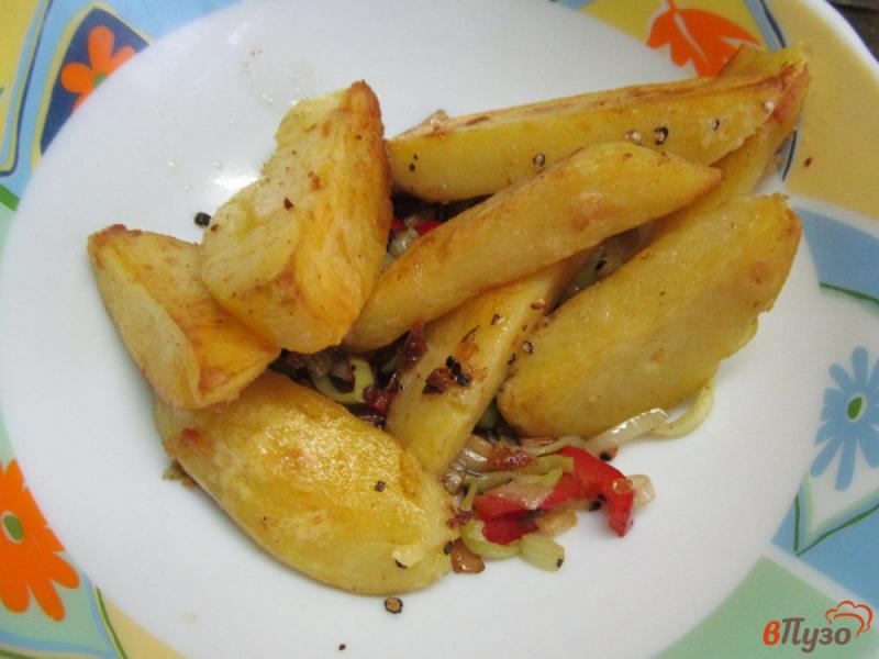 Фото приготовление рецепта: Жареный картофель с грибами и перцем шаг №6