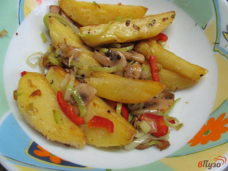 Фото приготовление рецепта: Жареный картофель с грибами и перцем шаг №7