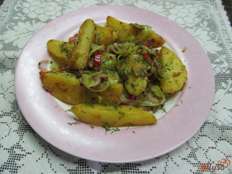 Фото приготовление рецепта: Жареный картофель с грибами и перцем шаг №8