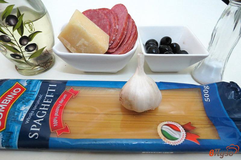 Фото приготовление рецепта: Спагетти с пармезаном и салями шаг №1