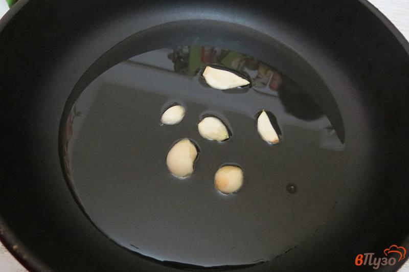 Фото приготовление рецепта: Спагетти с пармезаном и салями шаг №2