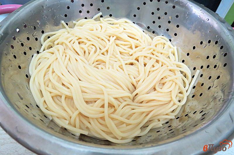 Фото приготовление рецепта: Спагетти с пармезаном и салями шаг №4