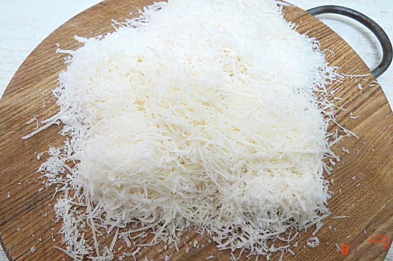 Фото приготовление рецепта: Спагетти с пармезаном и салями шаг №3