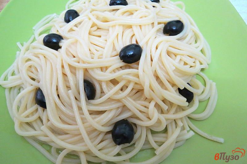 Фото приготовление рецепта: Спагетти с пармезаном и салями шаг №5