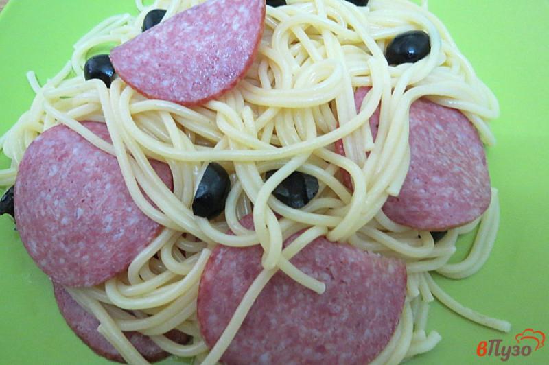 Фото приготовление рецепта: Спагетти с пармезаном и салями шаг №6