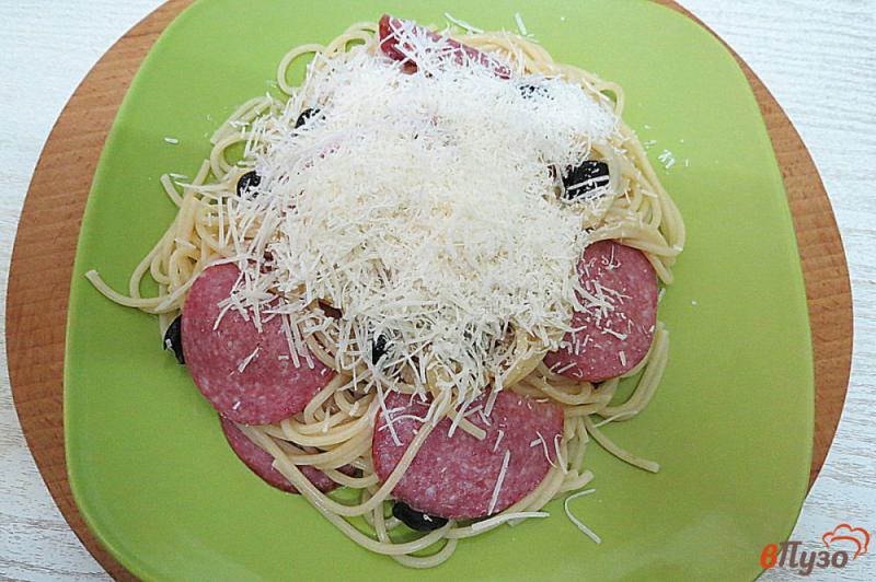 Фото приготовление рецепта: Спагетти с пармезаном и салями шаг №7