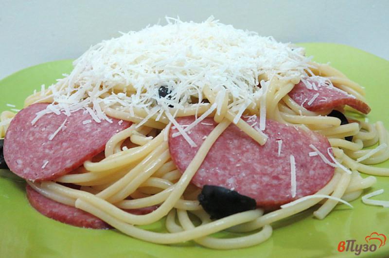 Фото приготовление рецепта: Спагетти с пармезаном и салями шаг №8