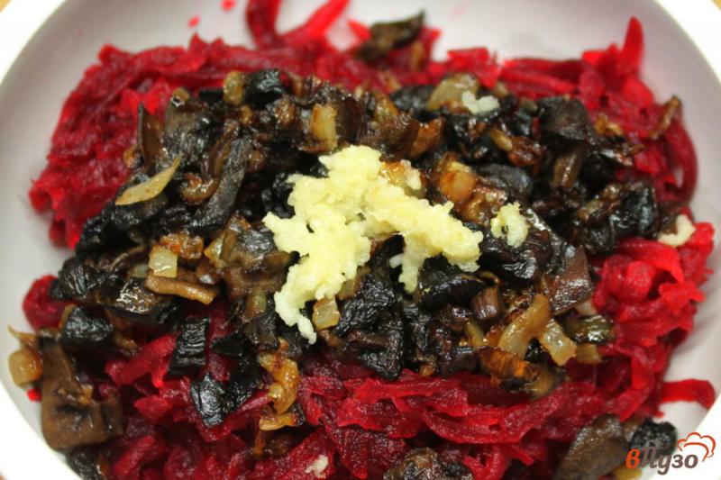 Фото приготовление рецепта: Свекольный салат с грибами и чесноком шаг №4