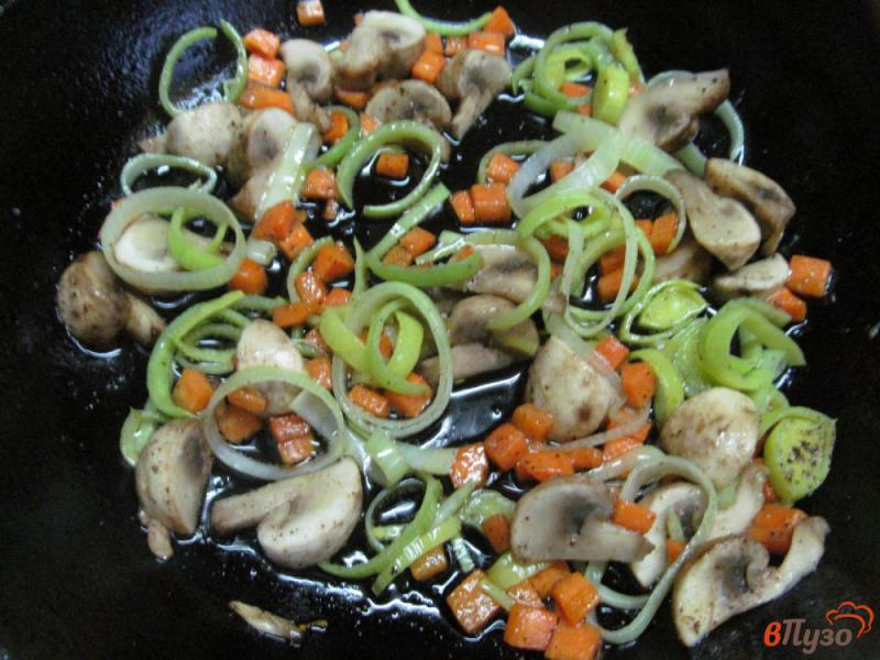 Фото приготовление рецепта: Рис с овощами и куриными крыльями в духовке шаг №3