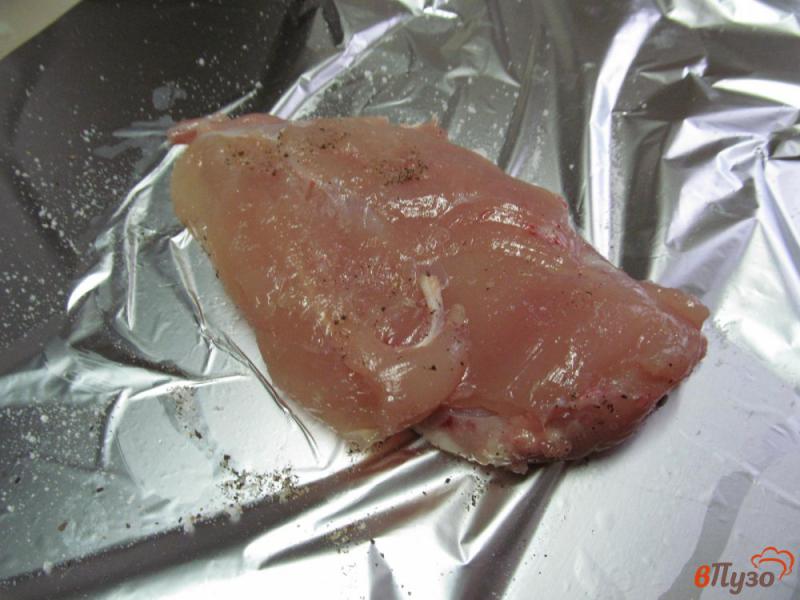 Фото приготовление рецепта: Салат из куриной грудинки с вешенками и огурцом шаг №1