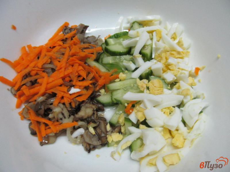 Фото приготовление рецепта: Салат из куриной грудинки с вешенками и огурцом шаг №5