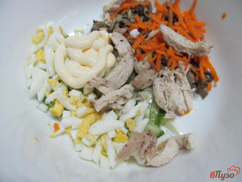 Фото приготовление рецепта: Салат из куриной грудинки с вешенками и огурцом шаг №7
