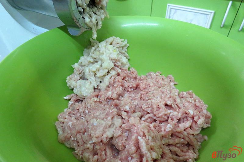 Фото приготовление рецепта: Котлеты из свинины и курицы с секретом шаг №3