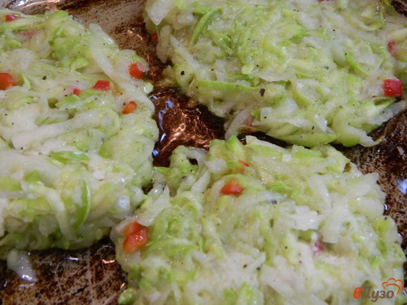 Фото приготовление рецепта: Кабачковые оладьи с картофелем и болгарским перцем шаг №5