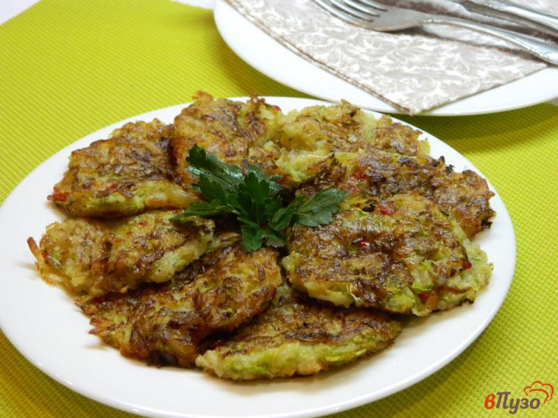Фото приготовление рецепта: Кабачковые оладьи с картофелем и болгарским перцем шаг №6