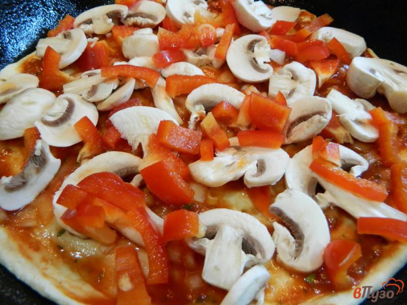 Фото приготовление рецепта: Овощная пицца с соусом и грибами шаг №8