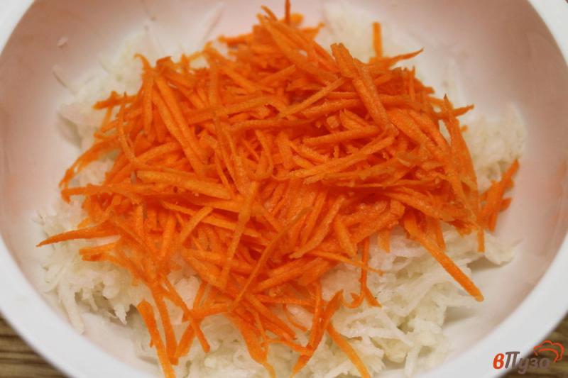 Фото приготовление рецепта: Салат из дайкона и моркови с луком и яблоком шаг №2