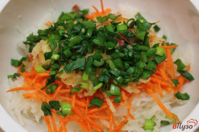 Фото приготовление рецепта: Салат из дайкона и моркови с луком и яблоком шаг №4