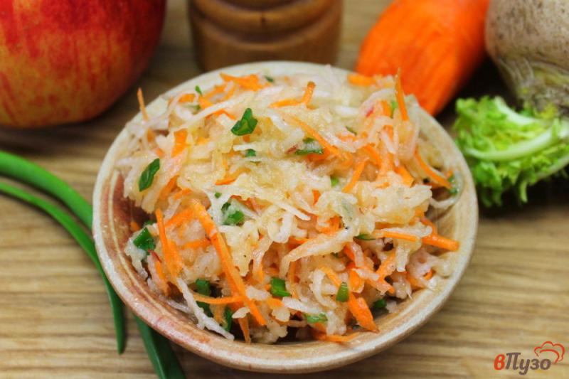 Фото приготовление рецепта: Салат из дайкона и моркови с луком и яблоком шаг №6