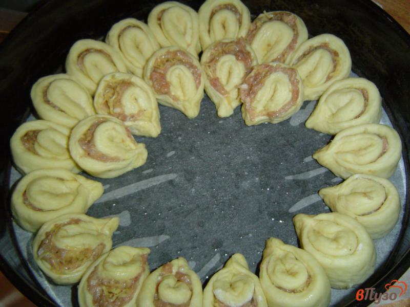 Фото приготовление рецепта: Дрожжевой пирог с мясом «Цветок» шаг №8