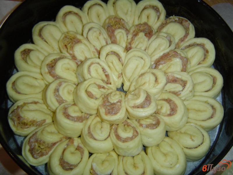 Фото приготовление рецепта: Дрожжевой пирог с мясом «Цветок» шаг №9