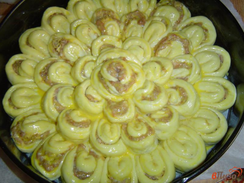 Фото приготовление рецепта: Дрожжевой пирог с мясом «Цветок» шаг №10