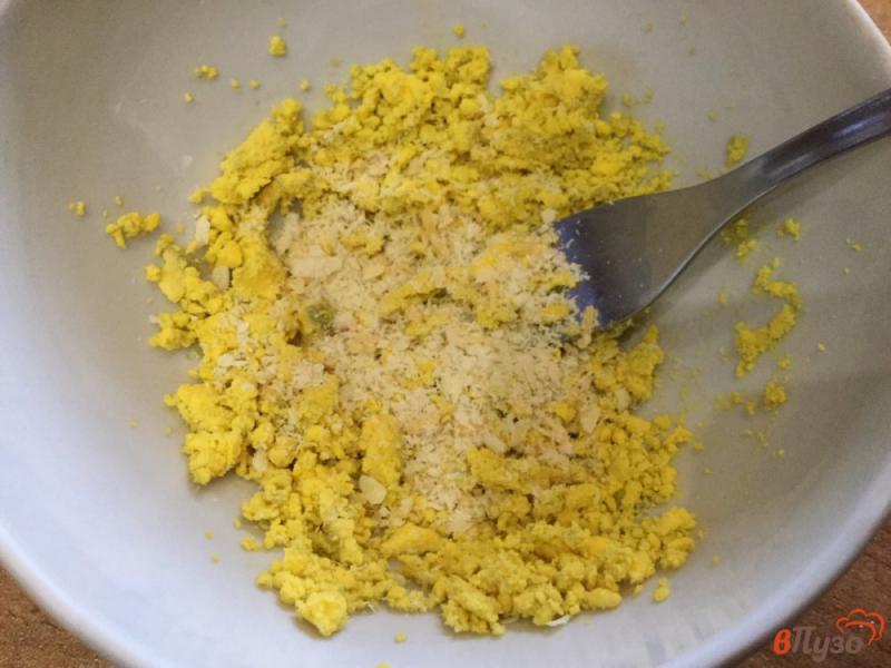 Фото приготовление рецепта: Фаршированные яйца тунцом и сыром шаг №2