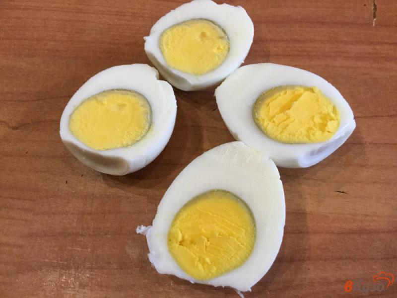 Фото приготовление рецепта: Фаршированные яйца тунцом и сыром шаг №1