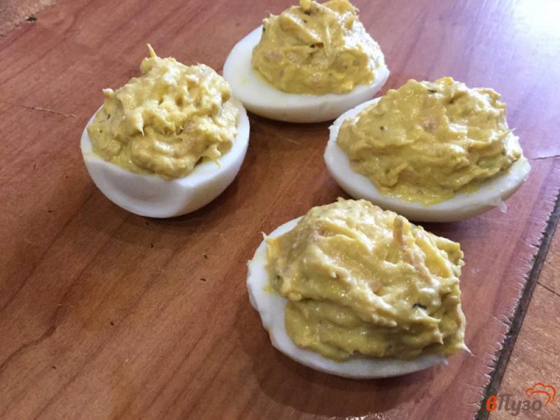 Фото приготовление рецепта: Фаршированные яйца тунцом и сыром шаг №6