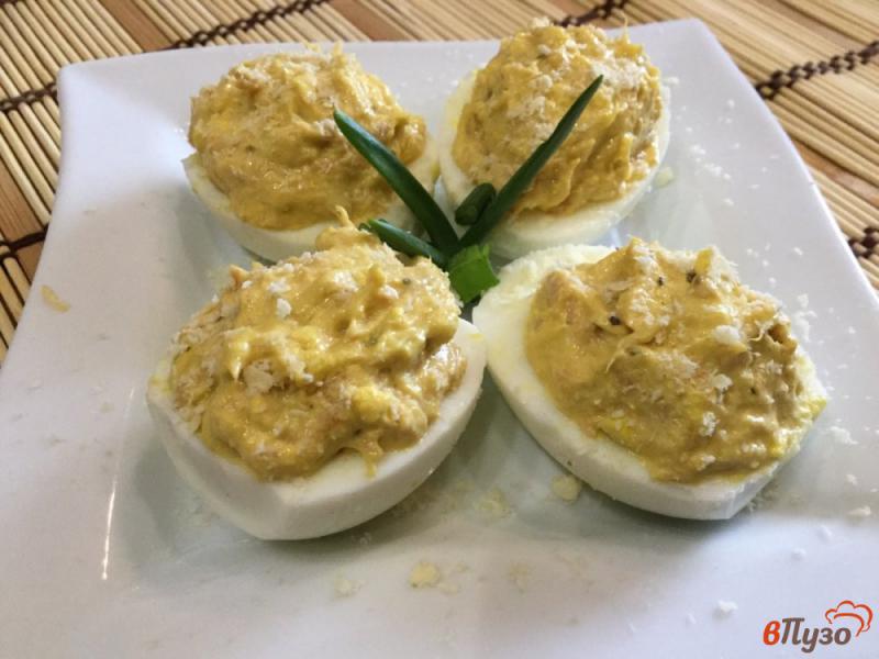 Фото приготовление рецепта: Фаршированные яйца тунцом и сыром шаг №7