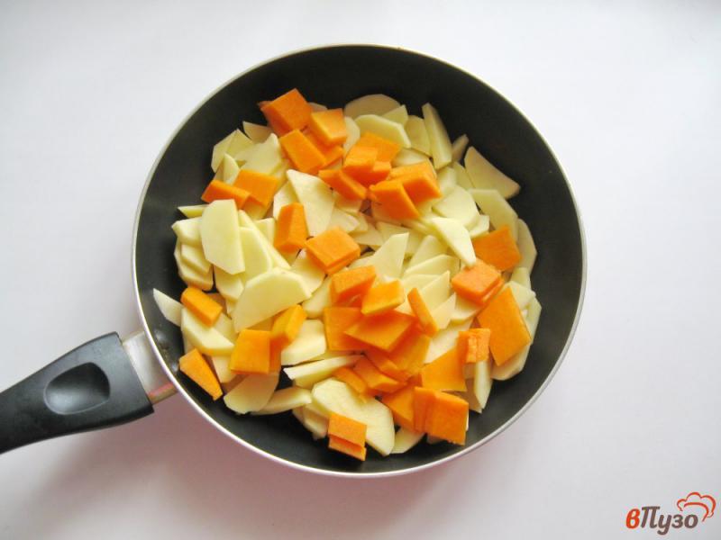 Фото приготовление рецепта: Жареный картофель с тыквой и зеленым горошком шаг №2