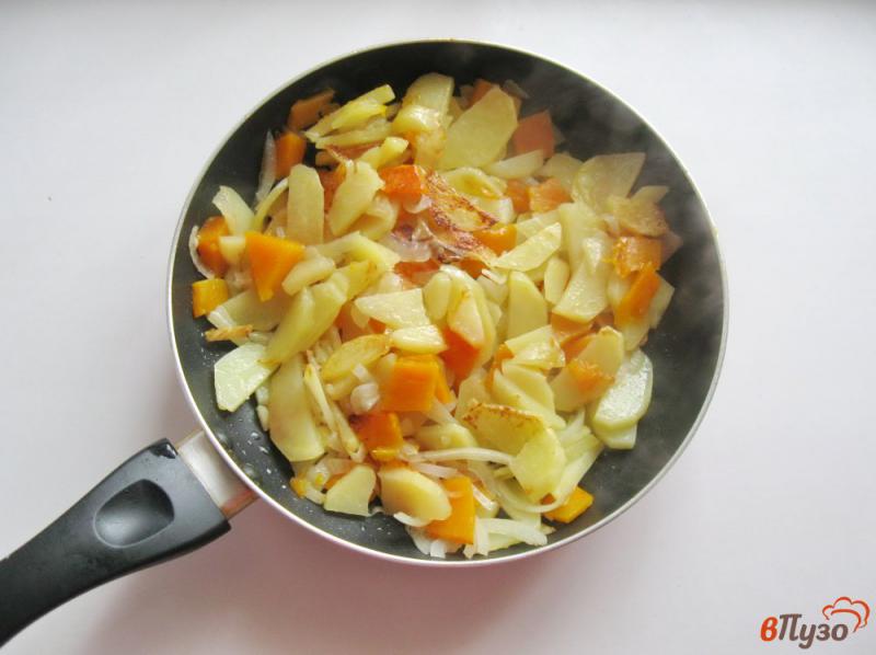 Фото приготовление рецепта: Жареный картофель с тыквой и зеленым горошком шаг №4