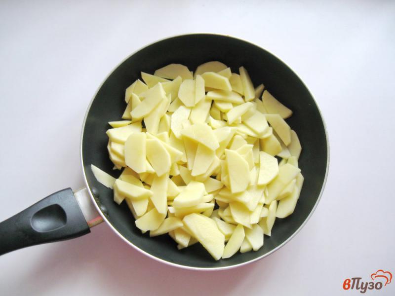 Фото приготовление рецепта: Жареный картофель с тыквой и зеленым горошком шаг №1