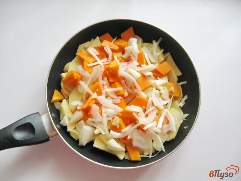 Фото приготовление рецепта: Жареный картофель с тыквой и зеленым горошком шаг №3