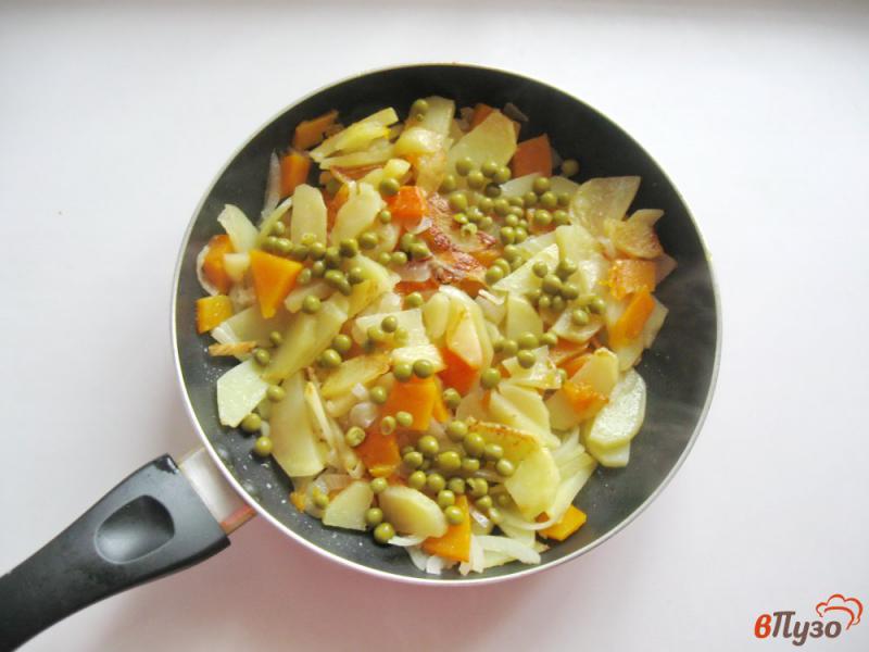 Фото приготовление рецепта: Жареный картофель с тыквой и зеленым горошком шаг №5