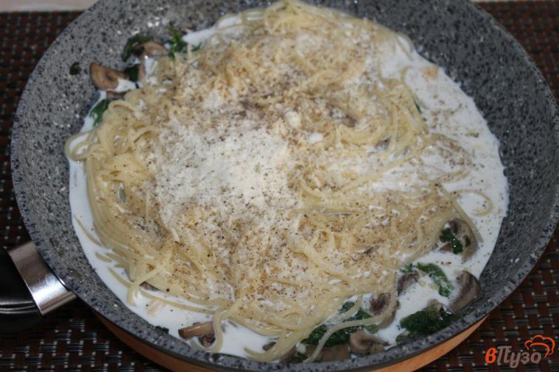 Фото приготовление рецепта: Спагетти с грибами и шпинатом в сливочном соусе шаг №5