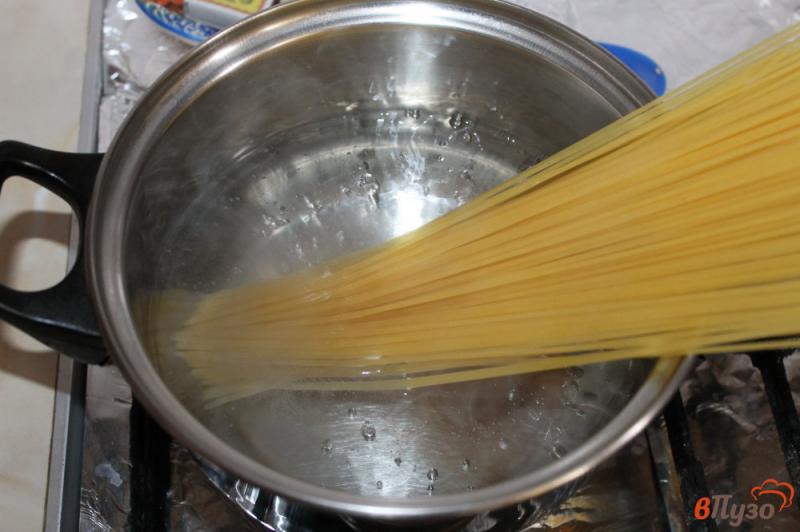 Фото приготовление рецепта: Спагетти с грибами и шпинатом в сливочном соусе шаг №2