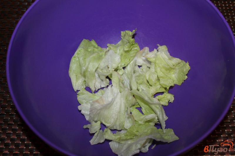 Фото приготовление рецепта: Легкий салат с айсбергом шпинатом и твердым сыром шаг №1