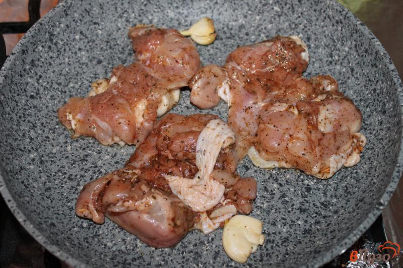 Фото приготовление рецепта: Куриные бедра с сыром шаг №3