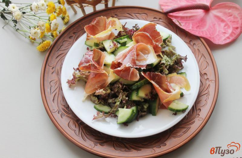 Фото приготовление рецепта: Свежий салат с хамоном шаг №5