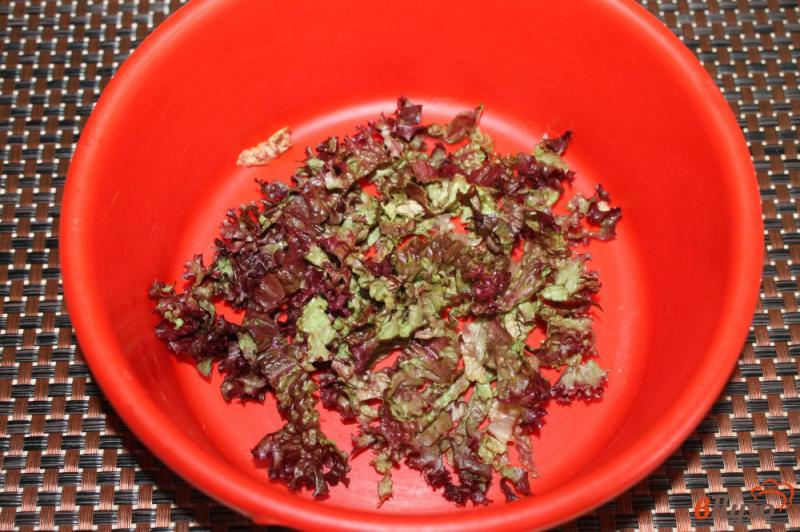 Фото приготовление рецепта: Свежий салат с хамоном шаг №1