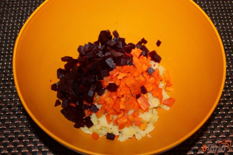 Фото приготовление рецепта: Салат из вареных овощей квашенной капусты и баклажана шаг №3