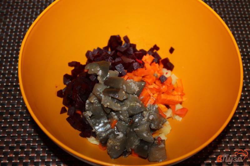 Фото приготовление рецепта: Салат из вареных овощей квашенной капусты и баклажана шаг №4