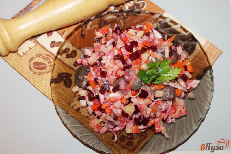 Фото приготовление рецепта: Салат из вареных овощей квашенной капусты и баклажана шаг №6