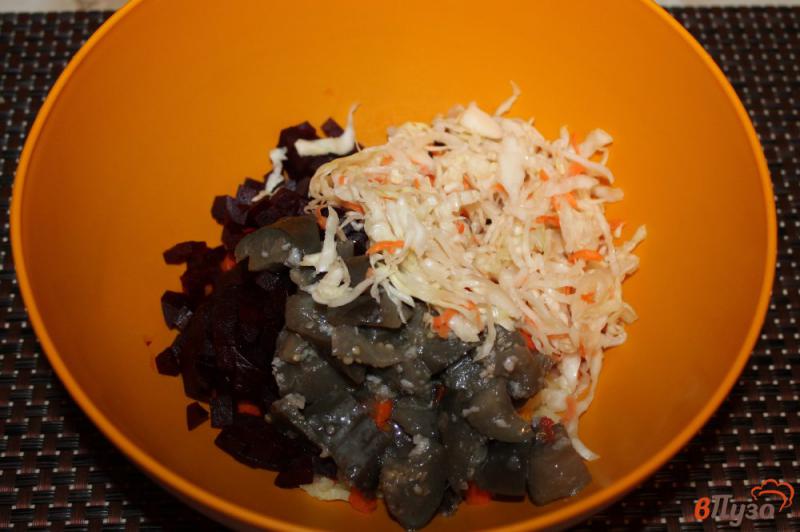 Фото приготовление рецепта: Салат из вареных овощей квашенной капусты и баклажана шаг №5