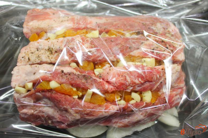 Фото приготовление рецепта: Свинина с чесноком и курагой в духовке шаг №4