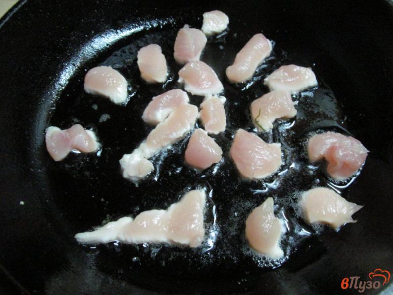 Фото приготовление рецепта: Салат из кус-куса с курицей и рукколой шаг №2